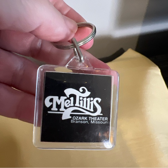 Vintage Mel Tillis Ozark Theater Branson Missouri Keychain - Picture 7 of 8